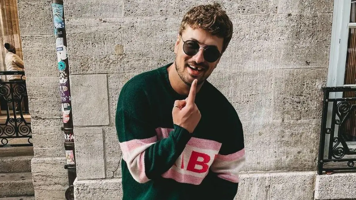 Nicolas Puschmann präsentiert seine Zahnlücke