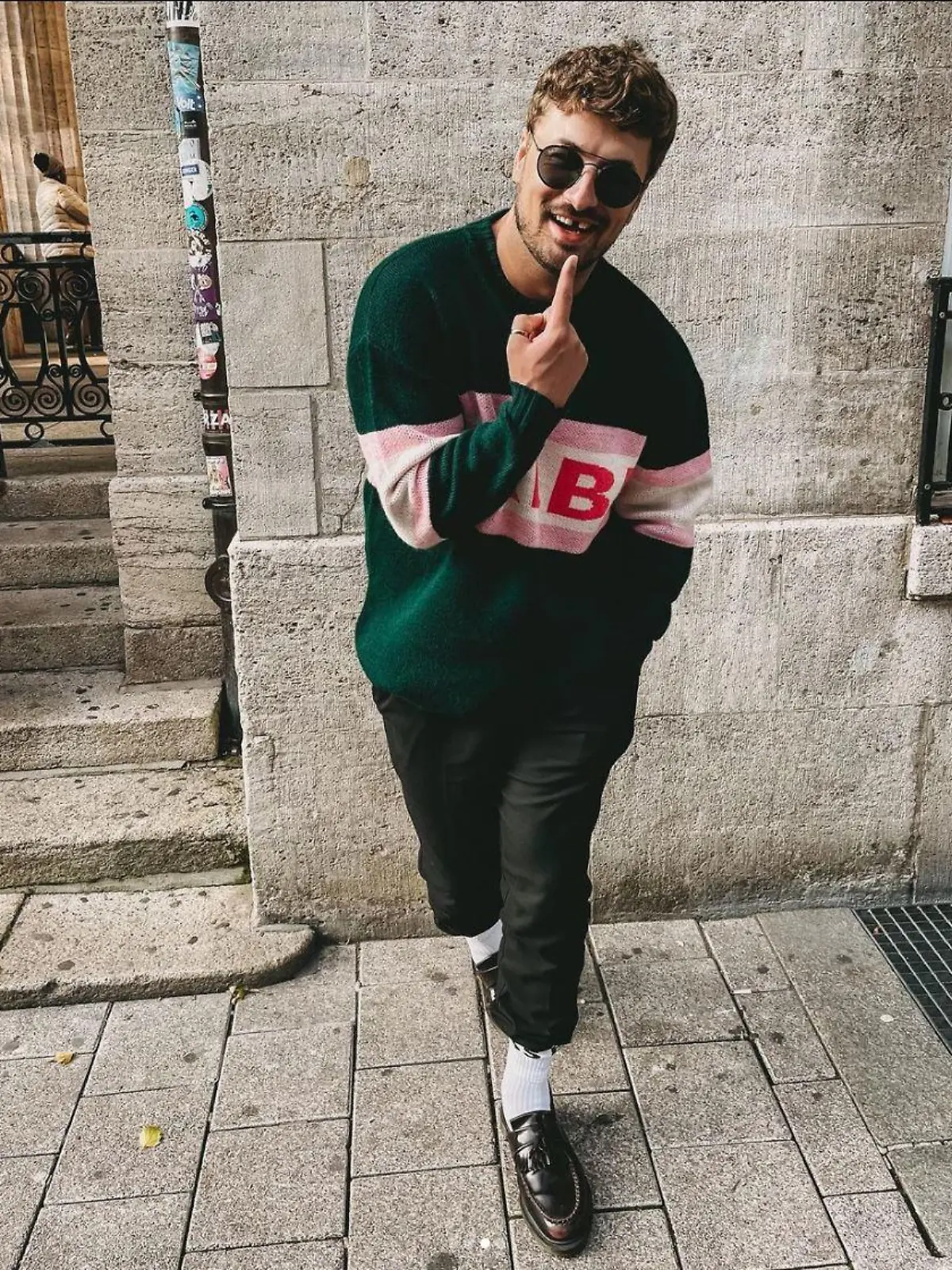 Nicolas Puschmann präsentiert seine Zahnlücke