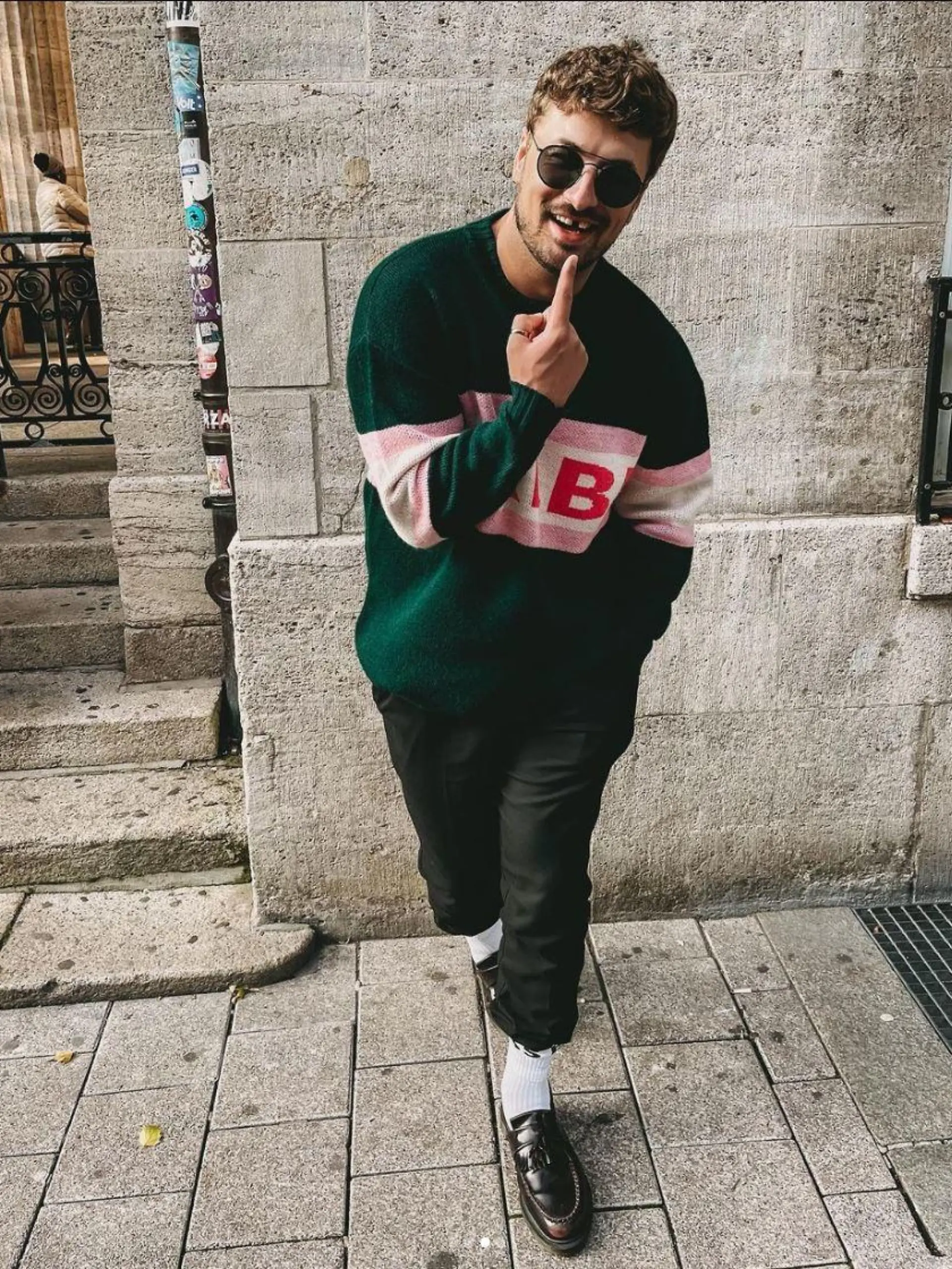 Nicolas Puschmann präsentiert seine Zahnlücke