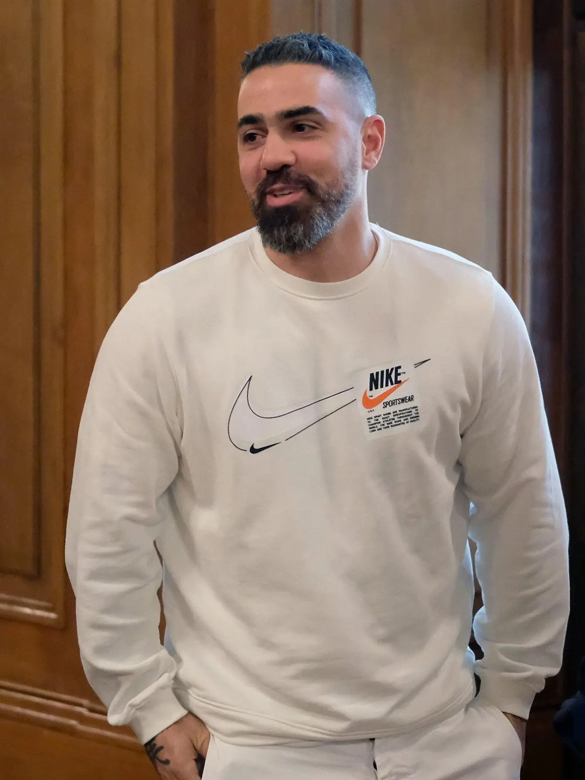 ARCHIV - 30.10.2019, Sachsen, Leipzig: Bushido, Rapper und Musikproduzent, kommt in einem Saal des Bundesverwaltungsgerichtes. (zu dpa «Wir sind umgezogen»: Bushidos Frau zeigt neues Haus der Familie") Foto: Sebastian Willnow/dpa-Zentralbild/dpa - ACHTUNG: Polizeibeamte wurden aus rechtlichen Gründen gepixelt +++ dpa-Bildfunk +++