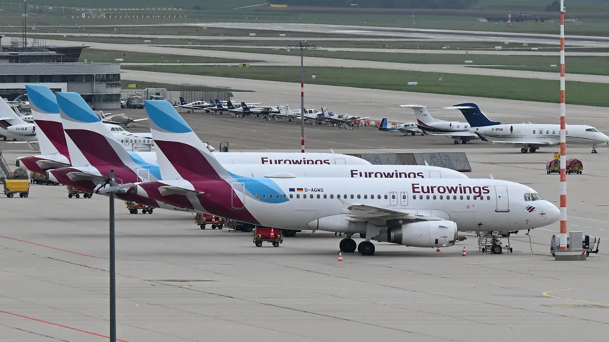 ARCHIV - 06.10.2022, Baden-Württemberg, Stuttgart: Maschinen der Fluggesellschaft Eurowings stehen in Stuttgart geparkt auf dem Vorfeld. Eurowings-Piloten treten in ganztägigen Streik. Die Pilotenvereinigung Cockpit hat erneut zu einem Streik bei der Lufthansa-Tochter Eurowings aufgerufen. Die Piloten sollen von Montag 00.00 Uhr bis einschließlich Mittwoch ihre Arbeit niederlegen. (zu dpa: «Pilotengewerkschaft ruft bei Eurowings zu dreitägigem Streik auf») Foto: Bernd Weißbrod/dpa +++ dpa-Bildfunk +++