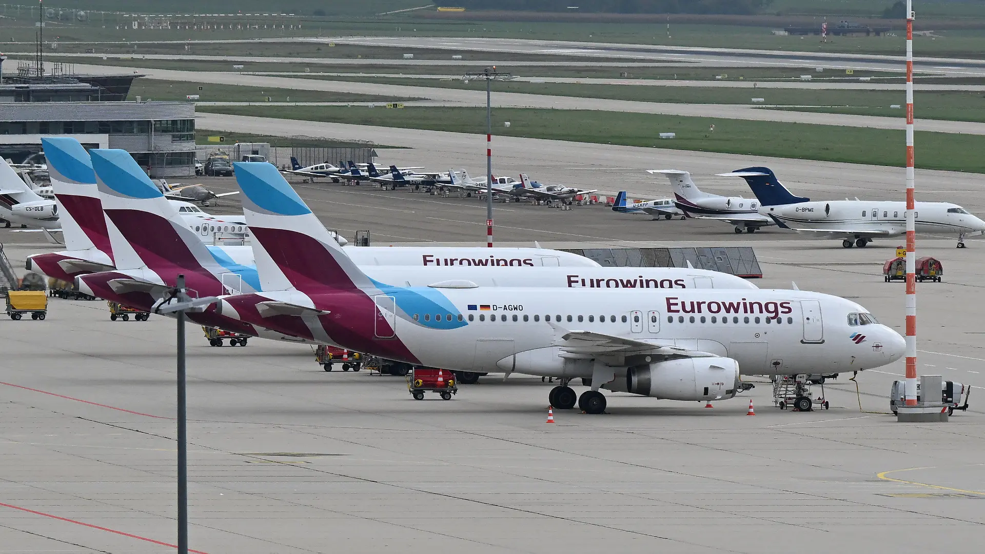 ARCHIV - 06.10.2022, Baden-Württemberg, Stuttgart: Maschinen der Fluggesellschaft Eurowings stehen in Stuttgart geparkt auf dem Vorfeld. Eurowings-Piloten treten in ganztägigen Streik.  Die Pilotenvereinigung Cockpit hat erneut zu einem Streik bei der Lufthansa-Tochter Eurowings aufgerufen. Die Piloten sollen von Montag 00.00 Uhr bis einschließlich Mittwoch ihre Arbeit niederlegen. (zu dpa: «Pilotengewerkschaft ruft bei Eurowings zu dreitägigem Streik auf») Foto: Bernd Weißbrod/dpa +++ dpa-Bildfunk +++
