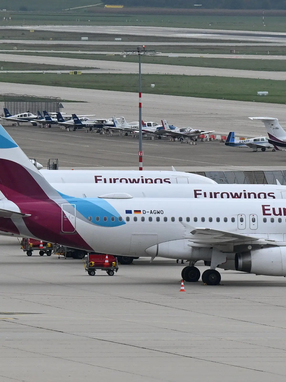 ARCHIV - 06.10.2022, Baden-Württemberg, Stuttgart: Maschinen der Fluggesellschaft Eurowings stehen in Stuttgart geparkt auf dem Vorfeld. Eurowings-Piloten treten in ganztägigen Streik.  Die Pilotenvereinigung Cockpit hat erneut zu einem Streik bei der Lufthansa-Tochter Eurowings aufgerufen. Die Piloten sollen von Montag 00.00 Uhr bis einschließlich Mittwoch ihre Arbeit niederlegen. (zu dpa: «Pilotengewerkschaft ruft bei Eurowings zu dreitägigem Streik auf») Foto: Bernd Weißbrod/dpa +++ dpa-Bildfunk +++