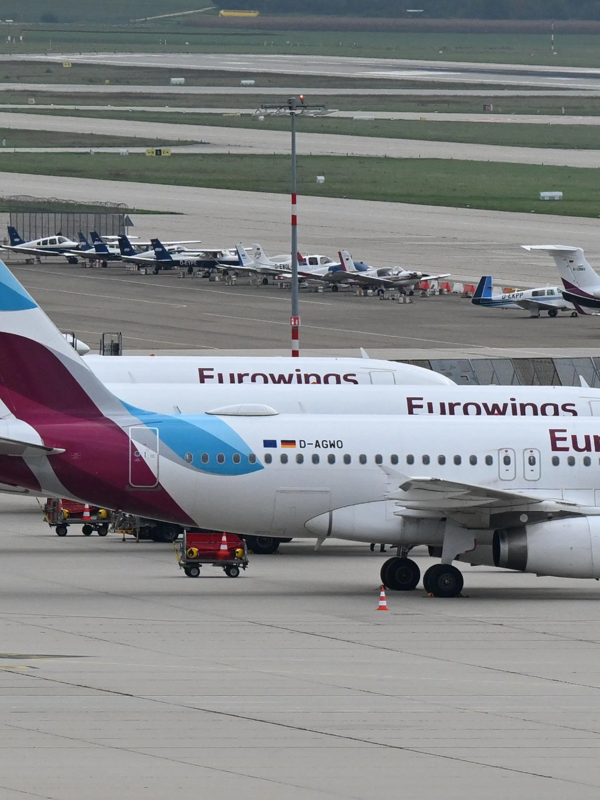 ARCHIV - 06.10.2022, Baden-Württemberg, Stuttgart: Maschinen der Fluggesellschaft Eurowings stehen in Stuttgart geparkt auf dem Vorfeld. Eurowings-Piloten treten in ganztägigen Streik.  Die Pilotenvereinigung Cockpit hat erneut zu einem Streik bei der Lufthansa-Tochter Eurowings aufgerufen. Die Piloten sollen von Montag 00.00 Uhr bis einschließlich Mittwoch ihre Arbeit niederlegen. (zu dpa: «Pilotengewerkschaft ruft bei Eurowings zu dreitägigem Streik auf») Foto: Bernd Weißbrod/dpa +++ dpa-Bildfunk +++