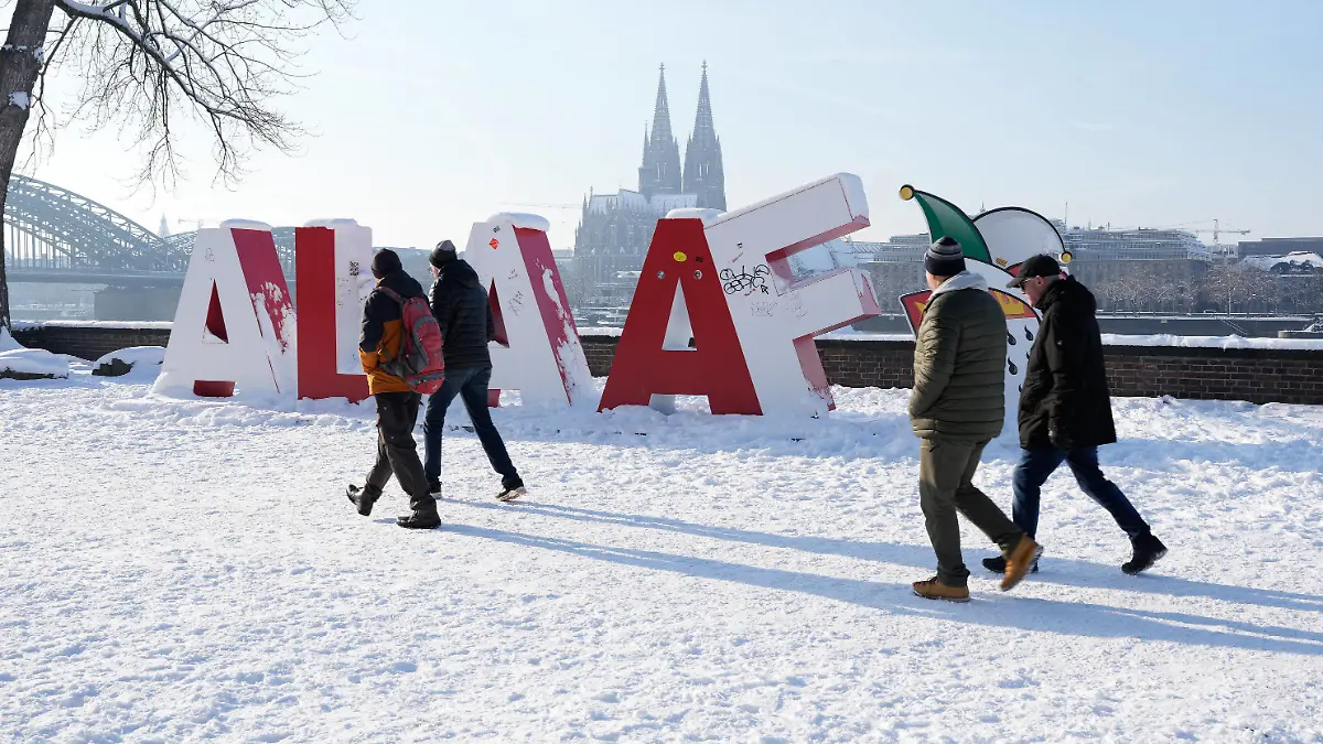 Impressionen Wintereinbruch und Schnee in Koeln Impressionen und Eindruecke vom Wintereinbruch mit Schnee und Schneemassen in der Domstadt, Spaziergaenger nutzen das sonnige Wetter fuer einen Winterspaziergang auf der Rheinprommenade am Rheinufer vor dem Karneval Schriftzug Allaf, Koeln, 18.01.2024 Koeln Nordrhein-Westfalen Deutschland *** Impressions of the onset of winter and snow in Cologne Impressions and impressions of the onset of winter with snow and snow masses in the cathedral city, walkers take advantage of the sunny weather for a winter walk on the Rhine promenade on the banks of the Rhine in front of the carnival sign Allaf, Cologne, 18 01 2024 Cologne North Rhine-Westphalia Germany