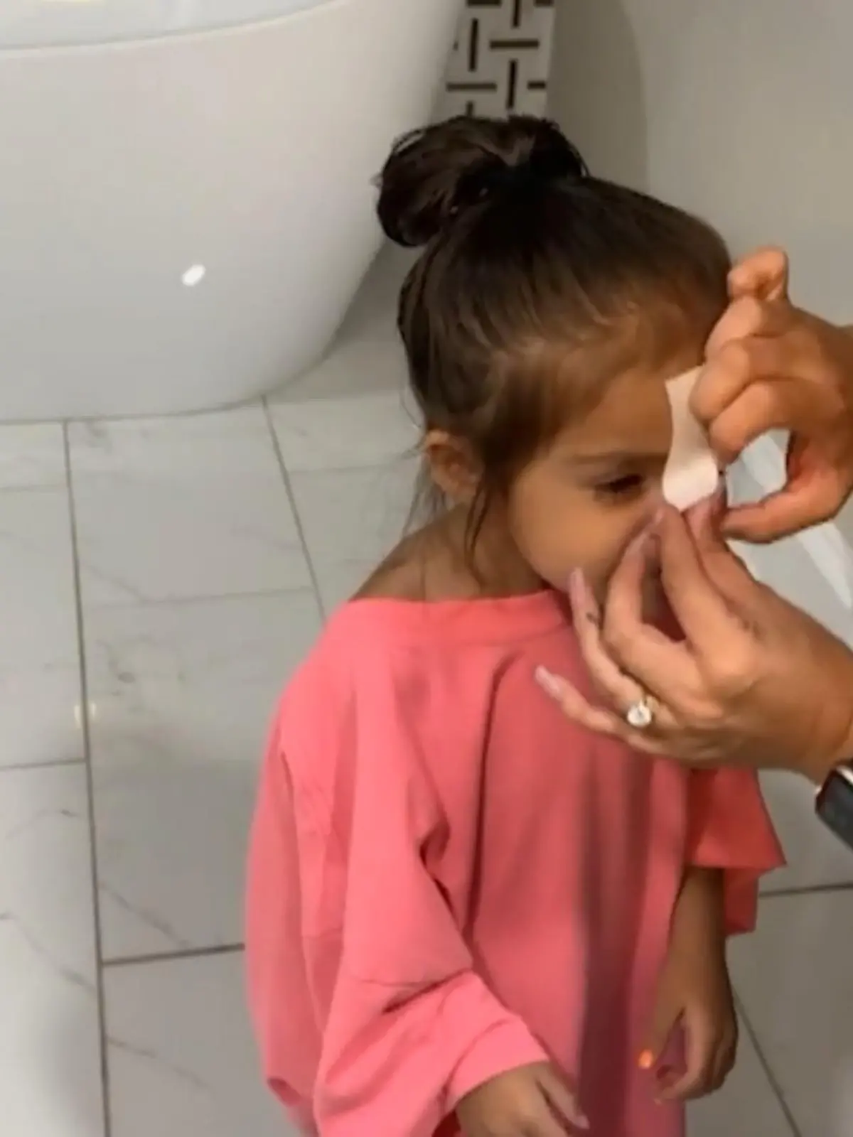 Leah Garcia aus Texas wachst ihrer Tochter Bliss (3) die zusammengewachsenen Augenbrauen. Im Netz bekommt sie dafür ordentlich Hass ab. Wie kann man seinen Kindern sowas antun?