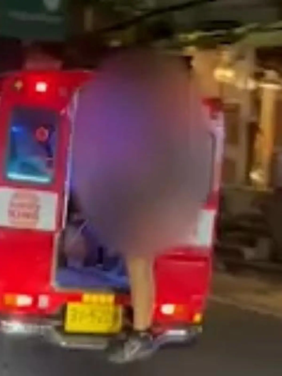 Ein Tourist im Thailandurlaub erlaubt sich einen ekligen Fehltritt: Während einer Busfahrt uriniert er von der offenen Tür aus auf die Straße. Ein Rollerfahrer filmt ihn bei seiner peinliclhen Aktion. Die Bilder dazu zeigen wir euch im Video.