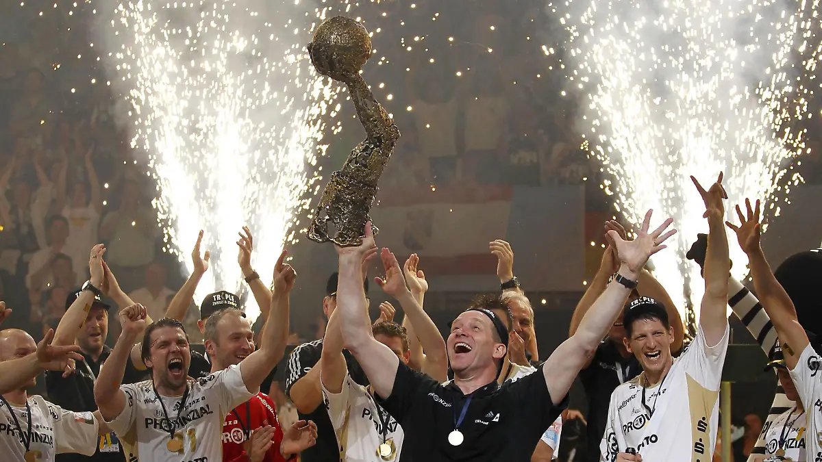 Bildnummer: 10823044  Datum: 27.05.2012  Copyright: imago/Norbert Schmidt
Köln,27.05.2012; Handball Velux EHF Final 4; THW KIEL (GER) - Champions League Sieger 2012 in der Lanxess Arena in Köln Alfred Gislason (THW Kiel) präsentiert mit großen Stolz und mit ausgebreiteten Armen die Champions League Trophäe. Handball,Herren,Männer,Vereinsmannschaft,EHF,Final 4,Finale, Europapokal,; Handball Champions League Finale Final 4 Four 2011 2012 Sieger Europapokalsieger Freude xcb x1x 2012 quer  o0 Siegerehrung Pokal, Trophäe Objekte Pyrotechnik

Image number 10823044 date 27 05 2012 Copyright imago Norbert Schmidt Cologne 27 05 2012 Handball Velux EHF Final 4 THW Leng ger Champions League Winner 2012 in the Lanxess Arena in Cologne Alfred Gislason THW Leng presents with grand Pride and with outspread Poor The Champions League Trophy Handball men Men Club team EHF Final 4 Final European Cup Handball Champions League Final Final 4 Four 2011 2012 Winner European Cup winner happiness  x1x 2012 horizontal o0 Award Ceremony Cup Trophy Objects Pyrotechnics 