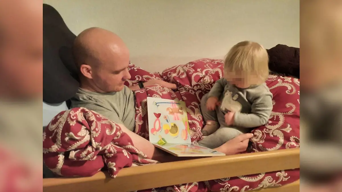 Der querschnittsgelähmte Stephan Rückgauer mit seiner Tochter.