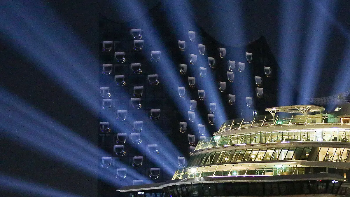 dpatopbilder - Das Kreuzfahrtschiff «Mein Schiff 6» fährt am 31.05.2017 spätabends bei einer Testfahrt an der Elbphilharmonie im Hafen in Hamburg entlang. Das Schiff wird am 01. Juni 2017 an der Elbphilharmonie in der Hafencity feierlich getauft. Foto: Bodo Marks/dpa +++(c) dpa - Bildfunk+++