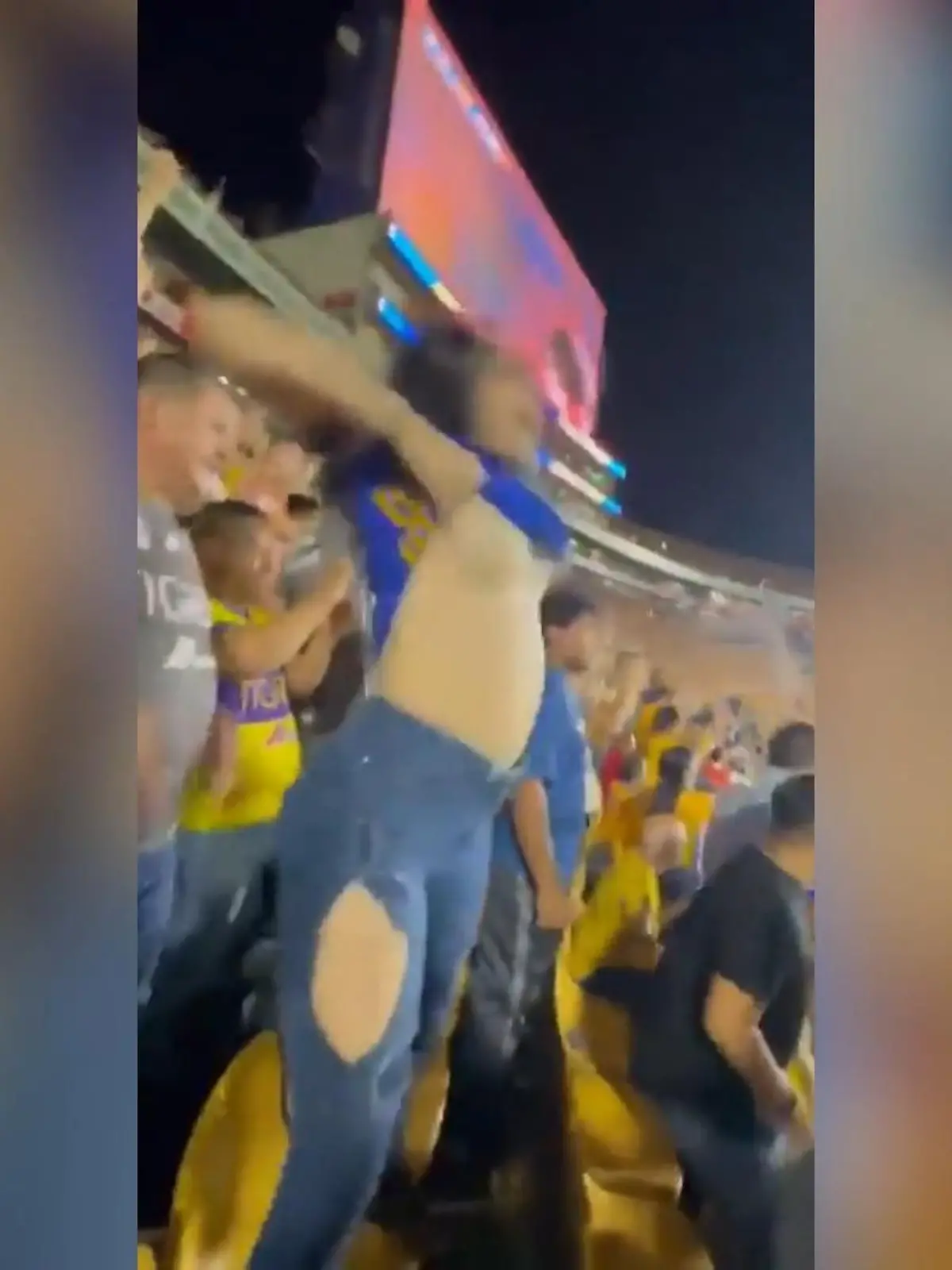 Es müssen nicht immer nur Herzen vor Freude hüpfen. Brüste können das auch sehr gut! Das hat ein weiblicher Fan in Mexiko eindrucksvoll bewiesen. Beim 1:0-Sieg von Tigres UANL gegen CF Pachuca im Viertelfinale der mexikanischen Playoffs um die Meisterschaft feierte sie den entscheidenden Treffer von André-Pierre Gignac (88./Elfmeter) ausgelassen – oder eher ausgezogen. Als der Ball zum ersehnten Siegtreffer im Netz zappelte, zog sie ruckartig ihr Shirt hoch und präsentierte wild hüpfend ihren üppigen Vorbau.