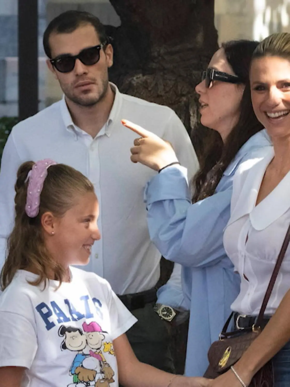 Bild zu: "Schwangere Aurora Ramazzotti bei Familienausflug"
