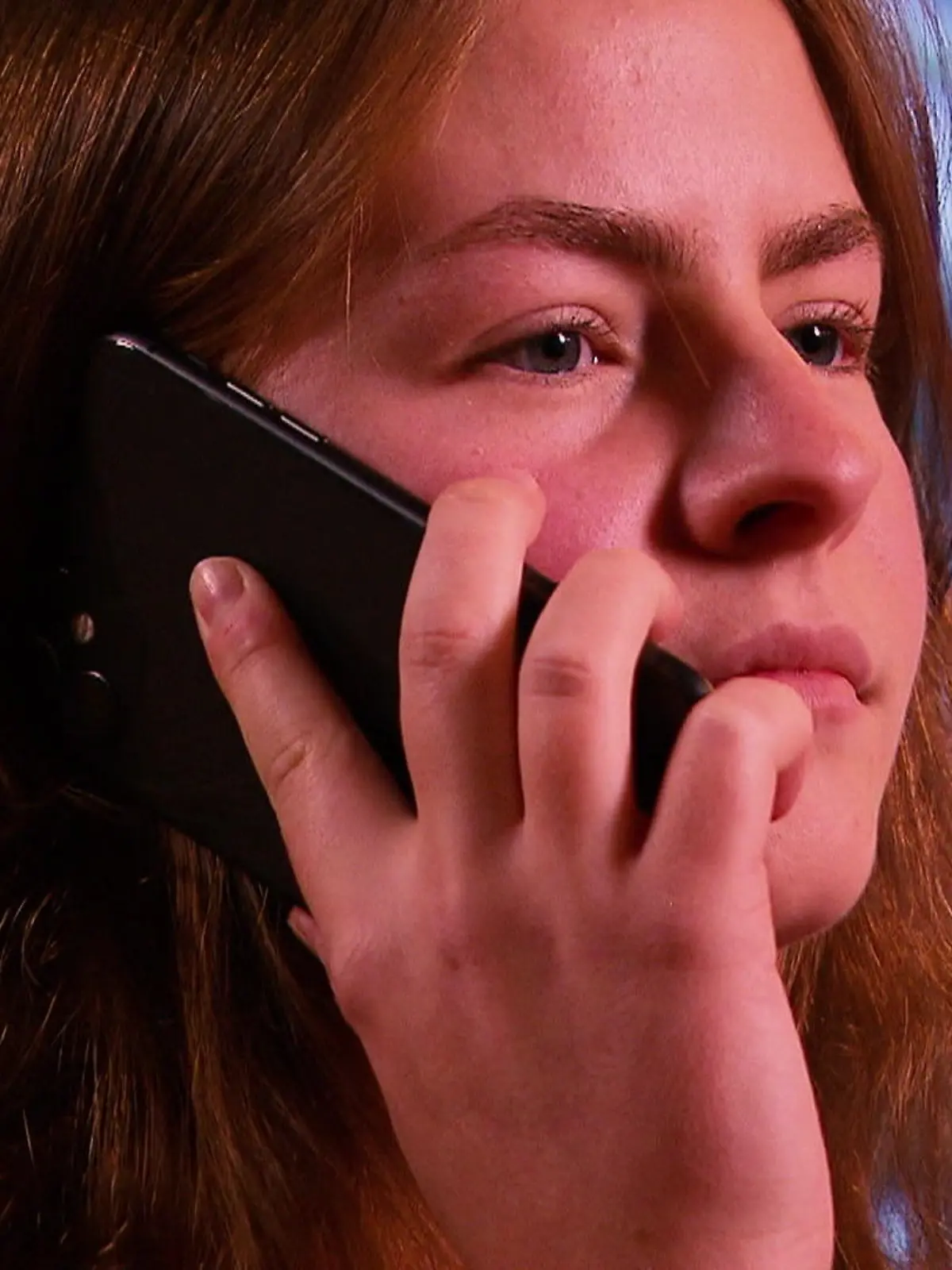 Habt ihr kurz einen Moment? Zwischen Zähneputzen und Anziehen? Das ist echt wichtig, denn wir wollen, dass ihr darauf hereinfallt: Es gibt wieder eine neue Telefon-Abzockmasche.
Merkt euch dieses Schema: Jemand ruft an und erzählt von einer Rückerstattung von Krankenkassenbeiträgen. Und DANN auf keinen Fall auf die falsche Taste drücken.  Welche das ist, zeigen wir euch hier im Video.