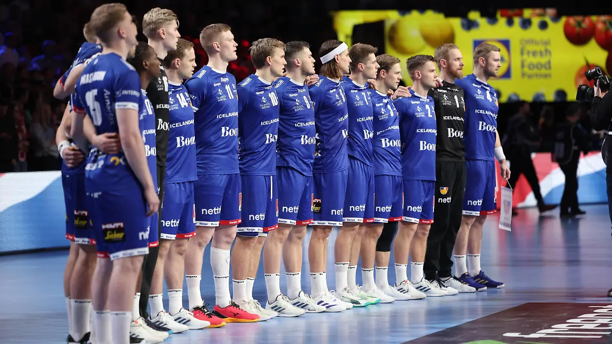 GER, EHF Euro 2024, Men, Hauptrunde Koeln, 1. Spieltag, Deutschland GER vs. Island ISL / 18.01.2024, Lanxess Arena , Koeln , GER, EHF Euro 2024, Men, Hauptrunde Koeln, 1. Spieltag, Deutschland GER vs. Island ISL, im Bild: Island waehrend der Hymne *** GER, EHF Euro 2024, Men, Main Round Cologne, Matchday 1, Germany GER vs Iceland ISL 18 01 2024, Lanxess Arena , Cologne , GER, EHF Euro 2024, Men, Main Round Cologne, Matchday 1, Germany GER vs Iceland ISL , in the picture Iceland during the anthem nordphotoxGmbHx/xMeuter nph00351