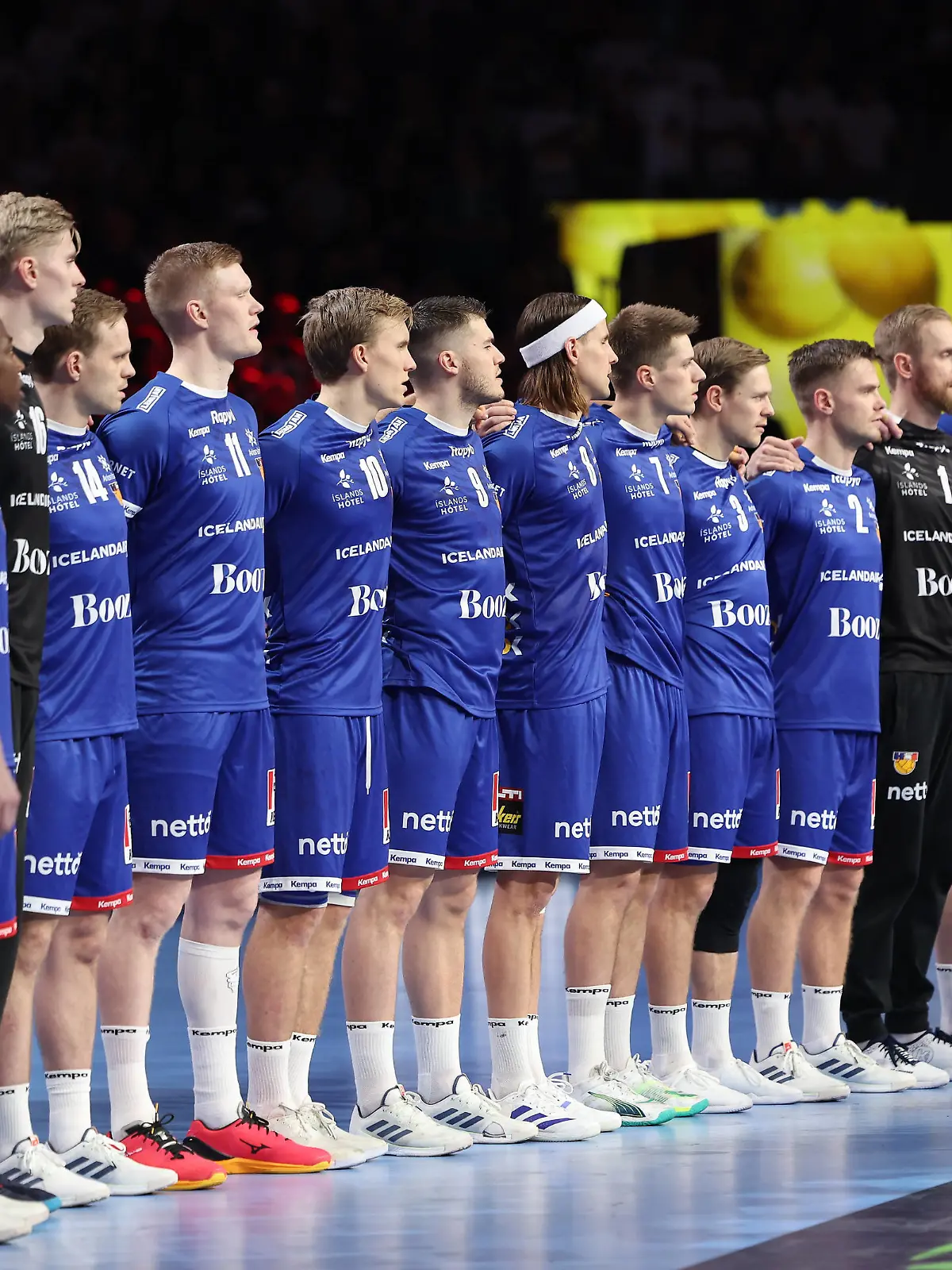 GER, EHF Euro 2024, Men, Hauptrunde Koeln, 1. Spieltag, Deutschland GER vs. Island ISL / 18.01.2024, Lanxess Arena , Koeln , GER, EHF Euro 2024, Men, Hauptrunde Koeln, 1. Spieltag, Deutschland GER vs. Island ISL, im Bild: Island waehrend der Hymne *** GER, EHF Euro 2024, Men, Main Round Cologne, Matchday 1, Germany GER vs Iceland ISL 18 01 2024, Lanxess Arena , Cologne , GER, EHF Euro 2024, Men, Main Round Cologne, Matchday 1, Germany GER vs Iceland ISL , in the picture Iceland during the anthem nordphotoxGmbHx/xMeuter nph00351