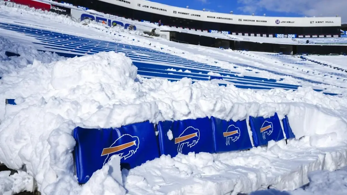 Schneemassen türmen sich im Highmark Stadium der Buffalo Bills
