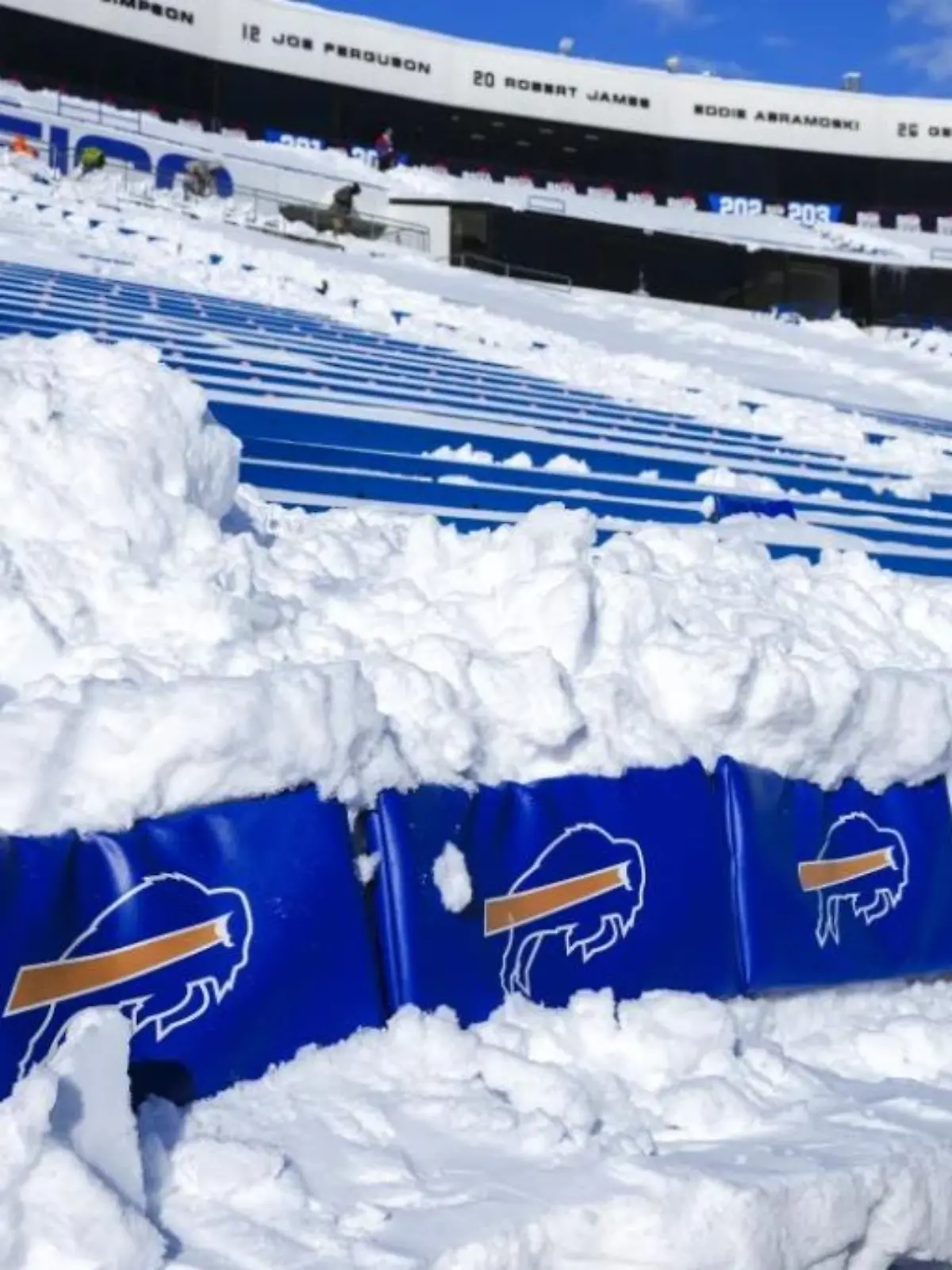 Schneemassen türmen sich im Highmark Stadium der Buffalo Bills