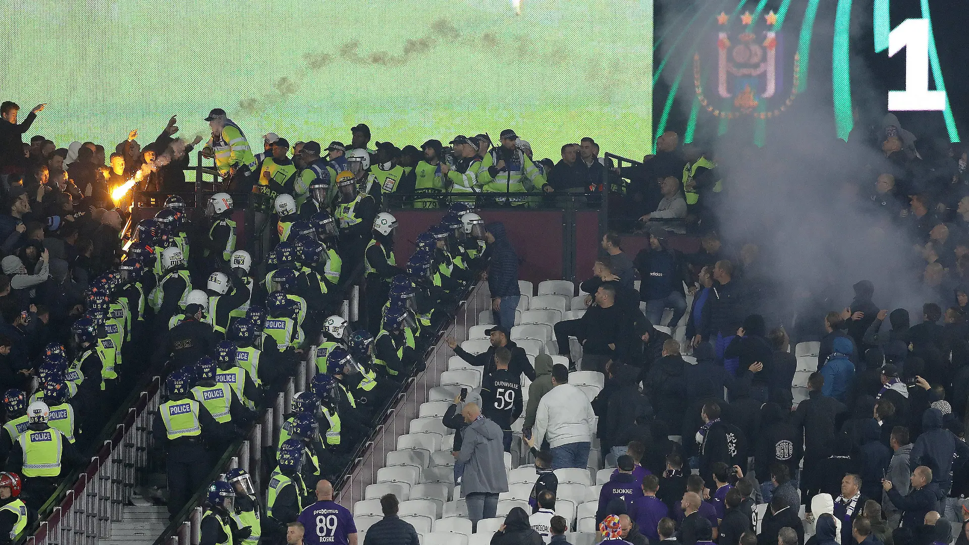 London, England, 13th October 2022. Anderlecht fans throw a flare during the UEFA Europa Conference League match at the London Stadium, London. Picture credit should read: Paul Terry / Sportimage PUBLICATIONxNOTxINxUK SPI-1947-0056