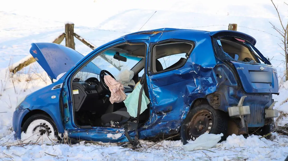 Das zerstörte Auto der 47-Jährigen nach dem Unfall bei Schlichting.