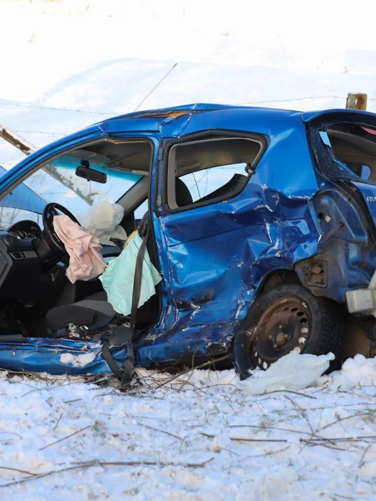 Das zerstörte Auto der 47-Jährigen nach dem Unfall bei Schlichting.