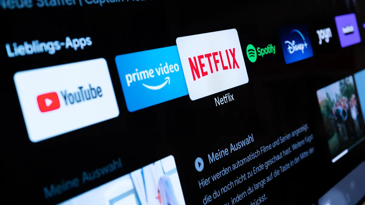 ARCHIV - 07.03.2022, Baden-Württemberg, Rottweil: Auf einem Fernseher in einer Wohnung sind verschiedene Streaming-Dienste (YouTube, Amazon Prime Video (l-r), Netflix, Spotify, Disney+) zu sehen. Bei Smartphone, Streaming und Internet wollen die deutschen Verbraucher einer Umfrage zufolge nicht sparen. (zu dpa: "Deloitte: Bei Smartphone und Streaming wird nicht gespart") Foto: Silas Stein/dpa +++ dpa-Bildfunk +++