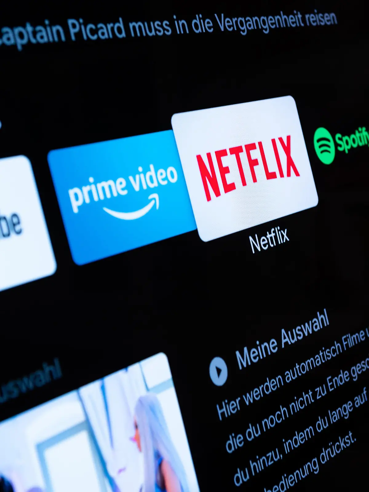 ARCHIV - 07.03.2022, Baden-Württemberg, Rottweil: Auf einem Fernseher in einer Wohnung sind verschiedene Streaming-Dienste (YouTube, Amazon Prime Video (l-r), Netflix, Spotify, Disney+) zu sehen. Bei Smartphone, Streaming und Internet wollen die deutschen Verbraucher einer Umfrage zufolge nicht sparen. (zu dpa: "Deloitte: Bei Smartphone und Streaming wird nicht gespart") Foto: Silas Stein/dpa +++ dpa-Bildfunk +++