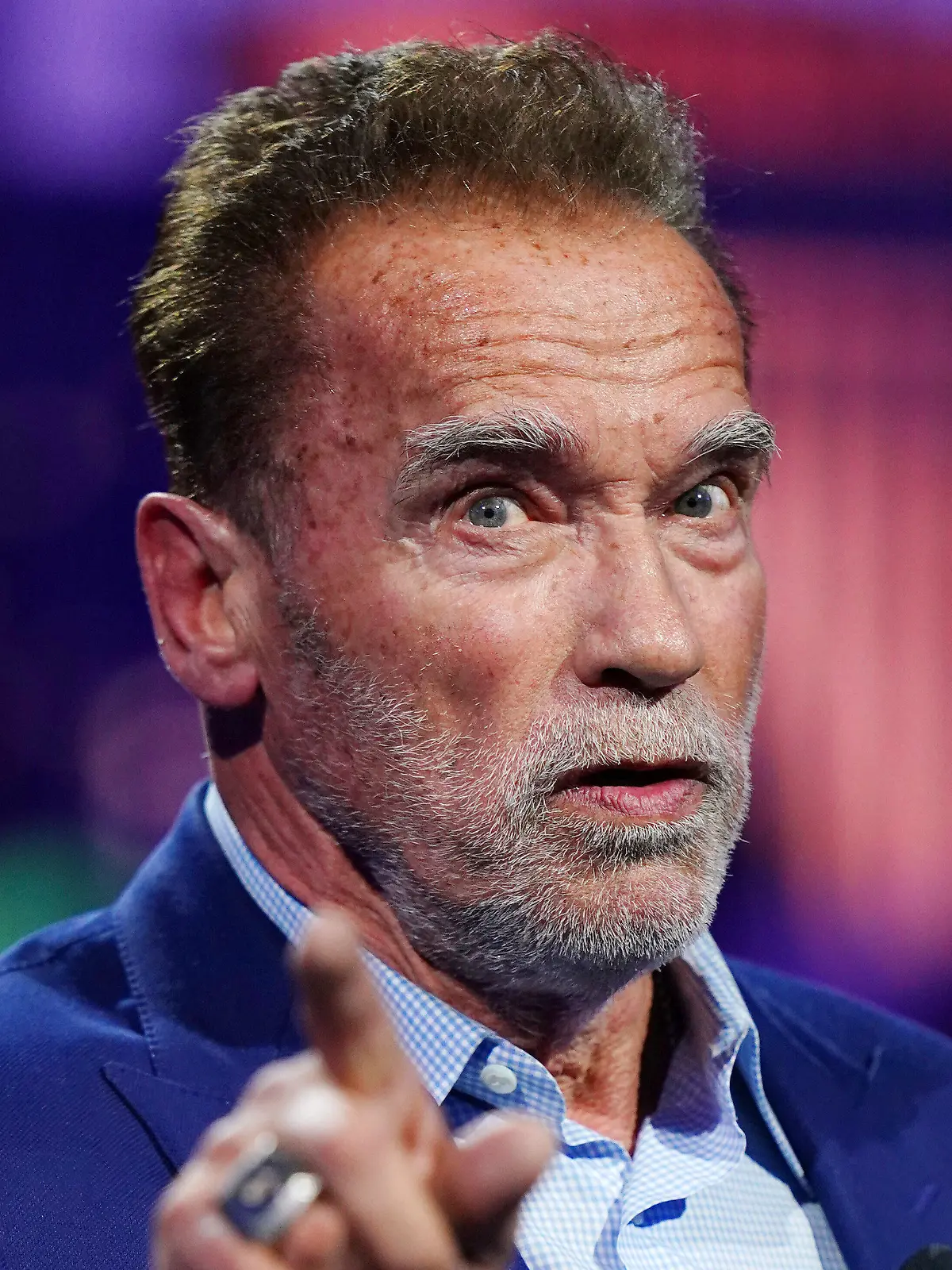 ARCHIV - 04.01.2023, USA, Las Vegas: Arnold Schwarzenegger, Schauspieler und ehemaliger Gouverneur von Kalifornien, spricht während einer Vorschau auf die Technikmesse CES 2023. Weil er eine wertvolle Luxusuhr nicht angemeldet haben soll, ist Schauspieler Arnold Schwarzenegger am Mittwoch (17.01.2024) vom Zoll am Münchner Flughafen festgehalten worden. (Zu dpa «Teure Luxusuhr nicht angemeldet - Zoll ermittelt gegen Schwarzenegger») Foto: Jack Dempsey/AP/dpa +++ dpa-Bildfunk +++