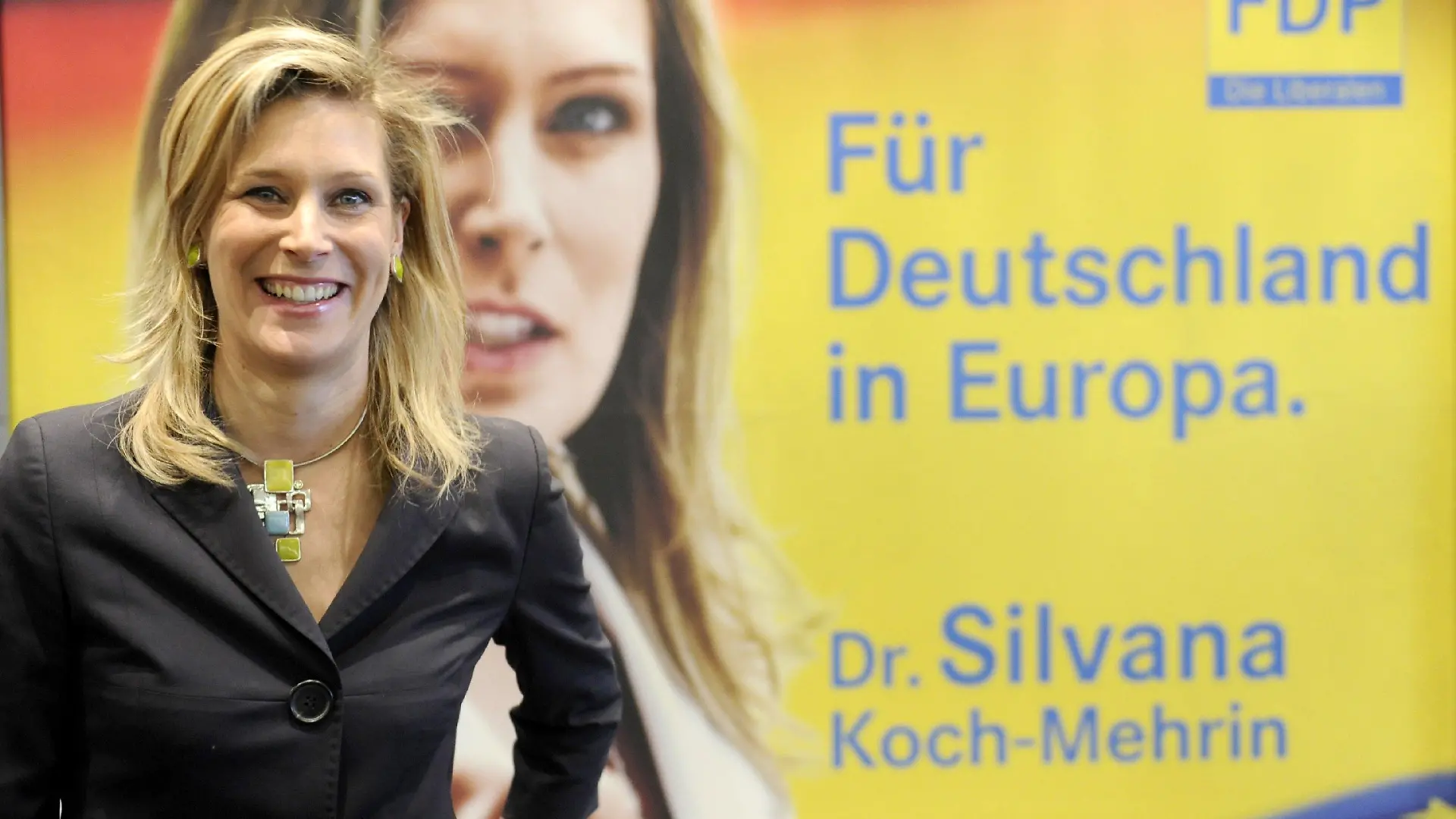 ARCHIV - Silvana Koch-Mehrin, die FDP-Spitzenkandidatin der kommenden Europawahl, stellt am 22.01.2009 auf einer Pressekonferenz in Berlin ein Plakat für den Europawahlkampf vor. Koch-Mehrin ist für die Freidemokraten "das Gesicht Europas". Ihre Partei setzt bei der Europawahl wieder auf die dreifache Mutter aus Brüssel, die selbst ganz europäisch lebt: Ihr Ehemann ist Ire. Die "Marke Silvana" hat schon vor fünf Jahren gut gezogen. Die starke Personalisierung brachte der FDP nach zehn Jahren wieder den Sprung ins Europa-Parlament. Die Europawahl findet am 7. Juni 2009 statt. Foto: Tim Brakemeier dpa/lbn (zu dpa-Themenpaket "Europawahl" vom 02.06.2009) +++(c) dpa - Bildfunk+++