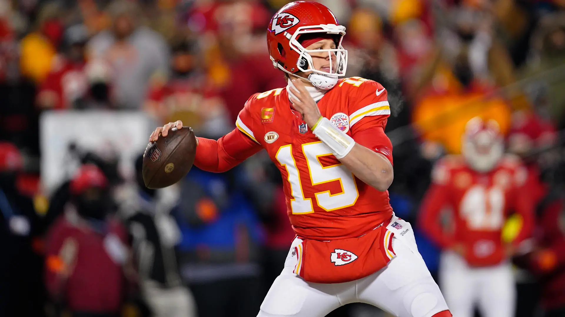 NFL, American Football Herren, USA AFC Wild Card Round-Miami Dolphins at Kansas City Chiefs Jan 13, 2024 Kansas City, Missouri, USA Kansas City Chiefs quarterback Patrick Mahomes 15 throws against the Miami Dolphins during the first half of the 2024 AFC wild card game at GEHA Field at Arrowhead Stadium. Kansas City GEHA Field at Arrowhead Stadium Missouri USA, EDITORIAL USE ONLY PUBLICATIONxINxGERxSUIxAUTxONLY Copyright: xJayxBiggerstaffx 20240113_gav_ba4_031