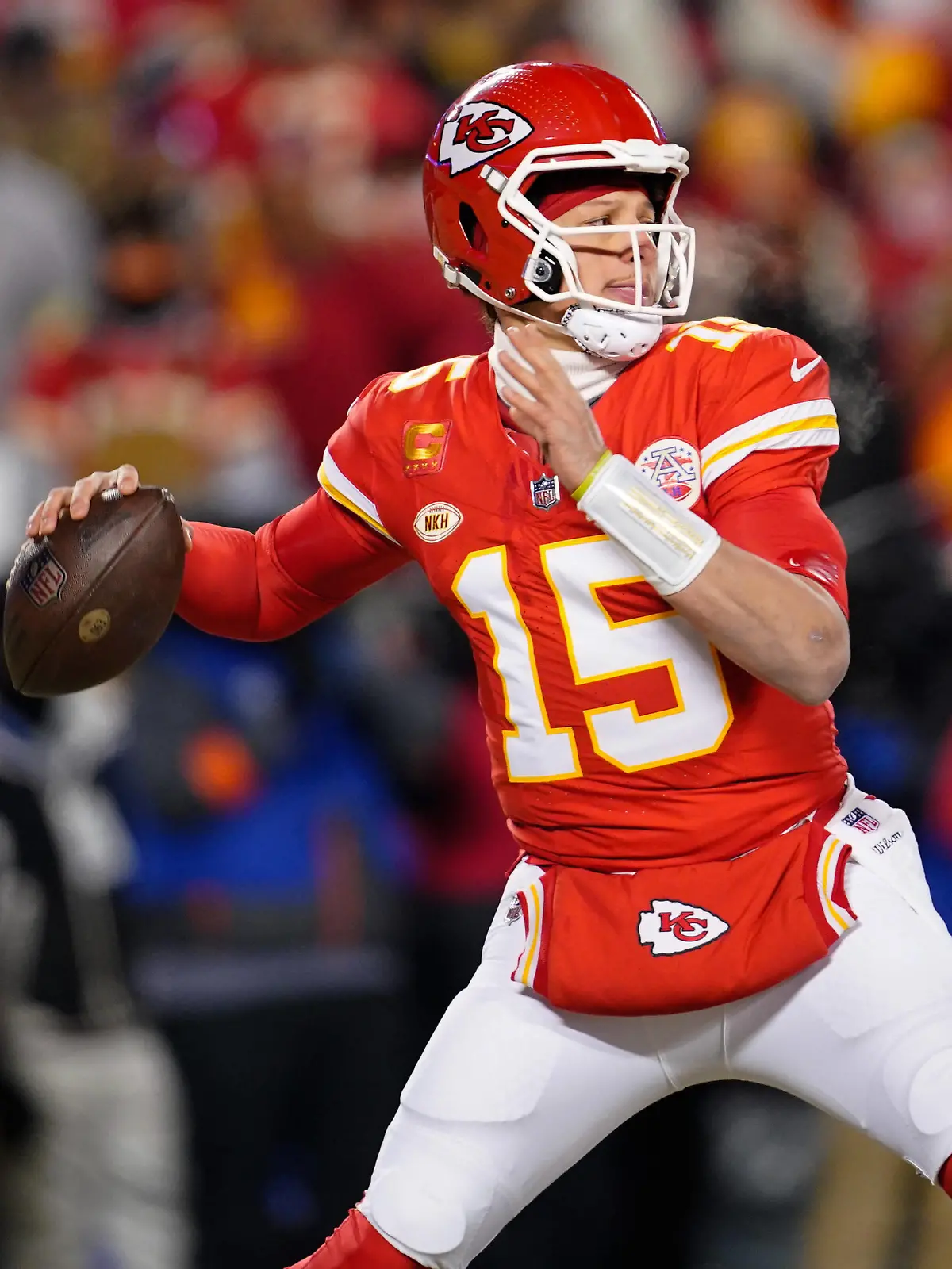 NFL, American Football Herren, USA AFC Wild Card Round-Miami Dolphins at Kansas City Chiefs Jan 13, 2024 Kansas City, Missouri, USA Kansas City Chiefs quarterback Patrick Mahomes 15 throws against the Miami Dolphins during the first half of the 2024 AFC wild card game at GEHA Field at Arrowhead Stadium. Kansas City GEHA Field at Arrowhead Stadium Missouri USA, EDITORIAL USE ONLY PUBLICATIONxINxGERxSUIxAUTxONLY Copyright: xJayxBiggerstaffx 20240113_gav_ba4_031