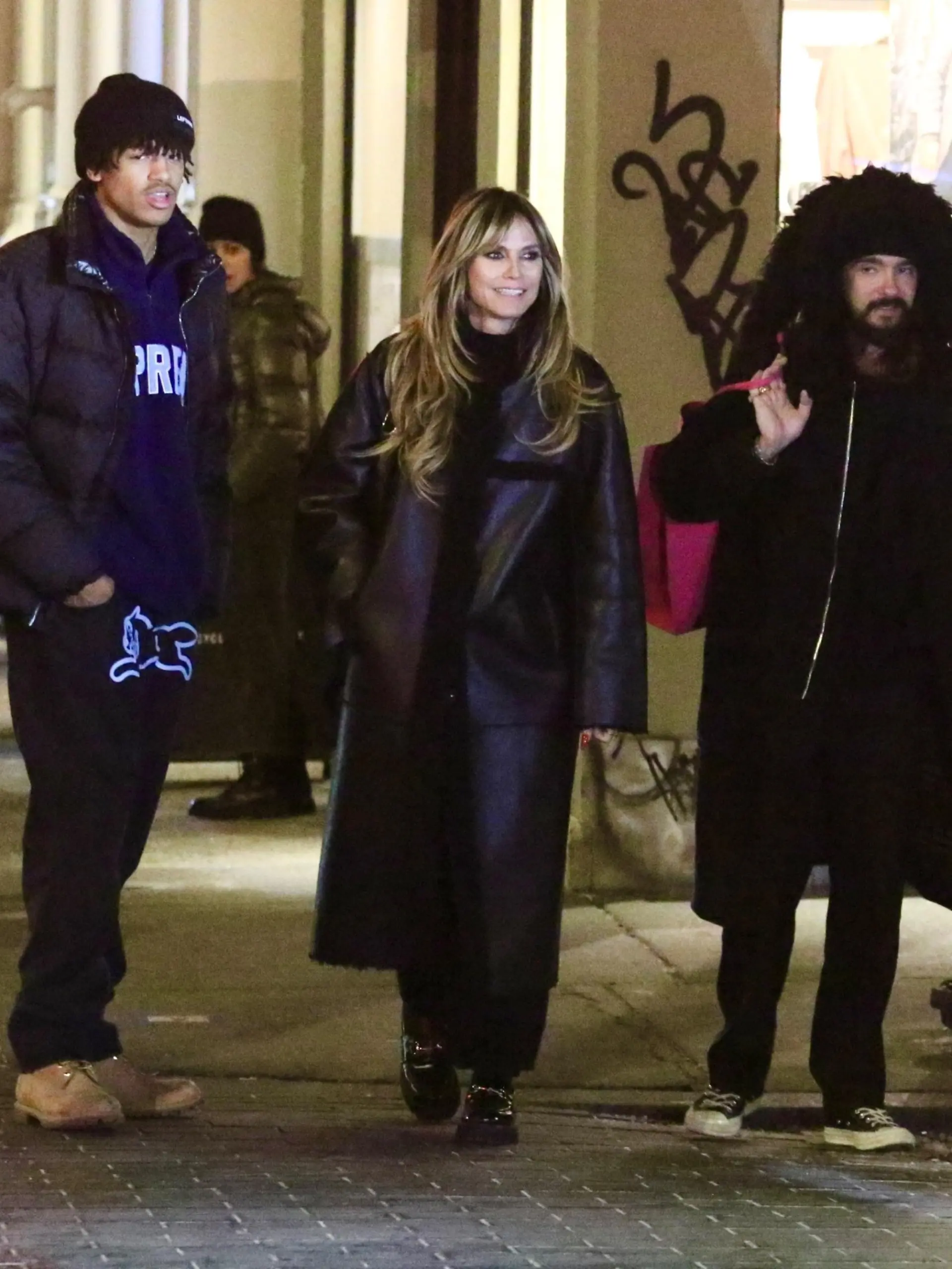 SONDERKONDITIONEN: MINDESTHONORAR: New York City, NY - *EXCLUSIVE* - Heidi Klum and her husband Tom Kaulitz are all smiles while spending time with son Henry in Manhattans SoHo neighborhood. At one point Heidi was seen fooling around with her husbands bunny ears furry hat.
Pictured: Heidi Klum, Tom Kaulitz
BACKGRID USA 18 JANUARY 2024 
BYLINE MUST READ: BrosNYC / BACKGRID


