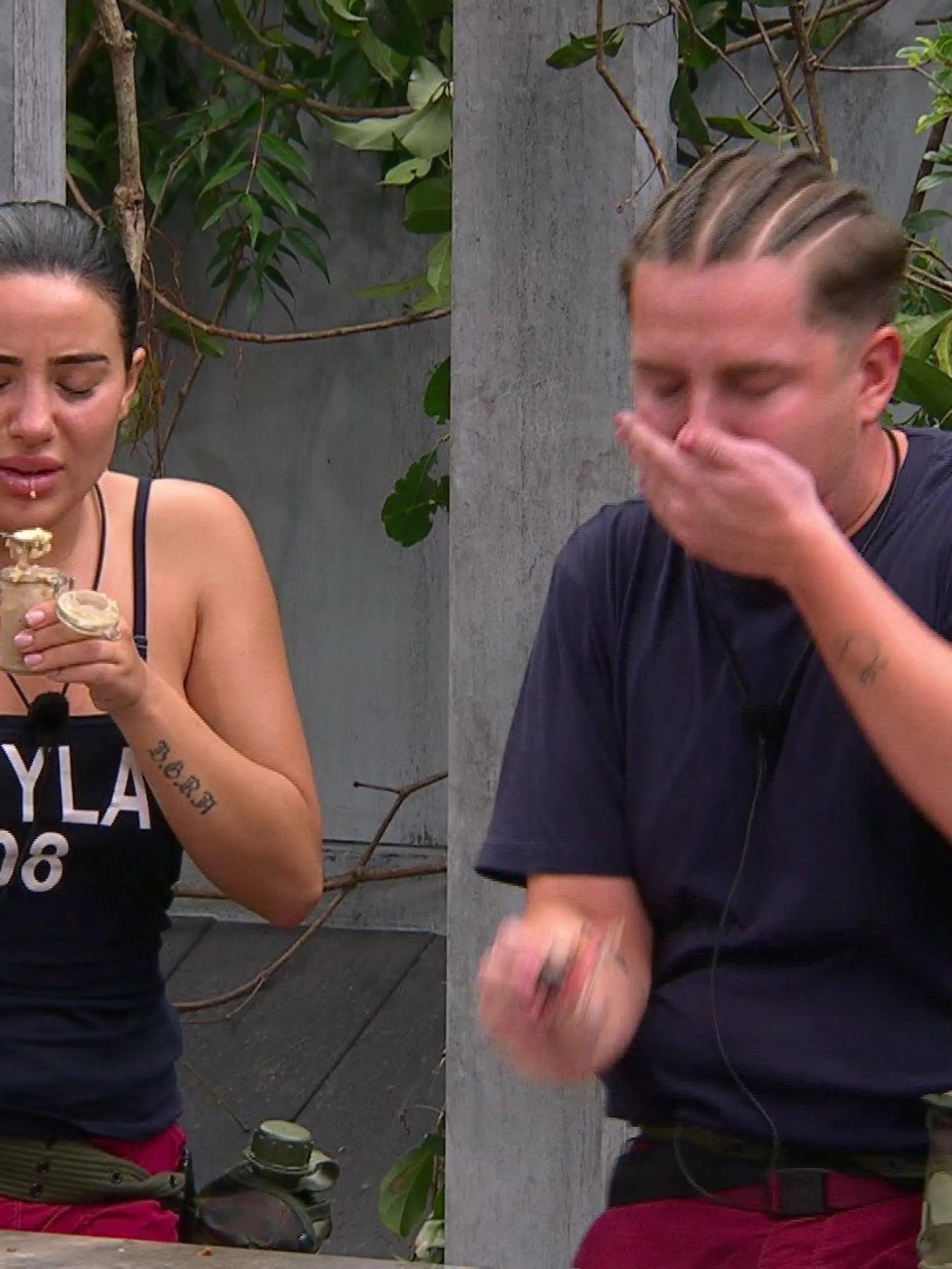 Oh, oh! Leyla Lahouar und Twenty4Tim kriegen schon bei der ersten Dschungelprüfung das Würgen.