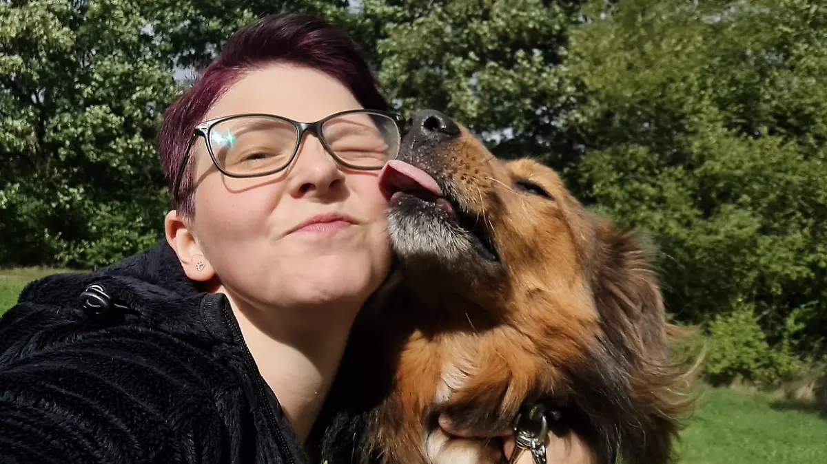 Buddy und sein neues Frauchen Stefanie sind schon seit Jahren ein Herz und eine Seele.
