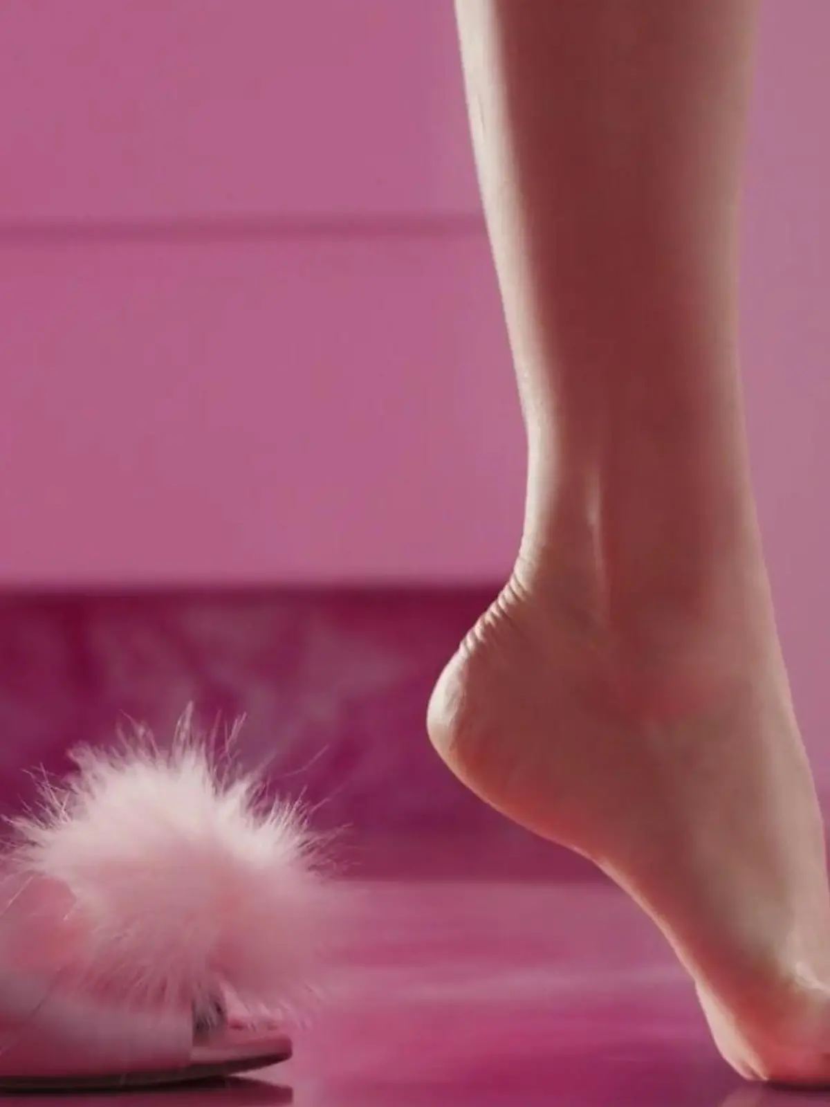 Bei der aktuellen Tiktok-Challenge namens "Barbie Feet Challenge“, also Barbie Fuß Challenge tragen Teilnehmer High Heels, ziehen diese aus und laufen auf ihren Zehenspitzen weiter – so, wie Barbie, die ihre Füße ja nicht anwinkeln kann. Wie genau das aussieht und wie es um die Gefahren dieser Challenge steht, verraten wir Ihnen im Video.