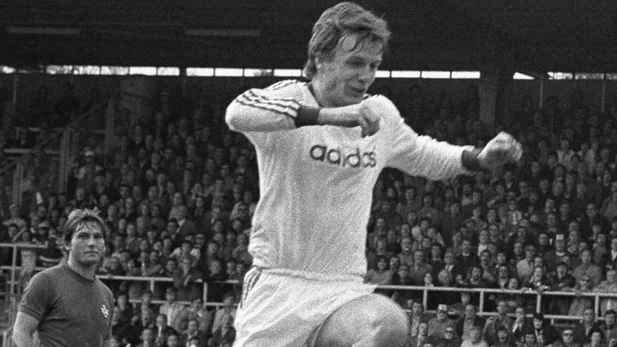 Bildnummer: 00364560 Datum: 04.10.1975 Copyright: imago/MKA
Klaus Wunder (Bayern) überwindet Torwart Ronnie Hellström (Lautern) und erzielt den Ausgleich; Ronny, Vsw, quer, Torhüter, Keeper, Tor, Treffer, Gegentreffer, Duell, Zweikampf Saison 1975/1976, 1. FC Kaiserslautern - FC Bayern München 2:1 Kaiserslautern Betzenberg Dynamik, Fußball 1. BL Herren Mannschaft Deutschland Gruppenbild Aktion Personen