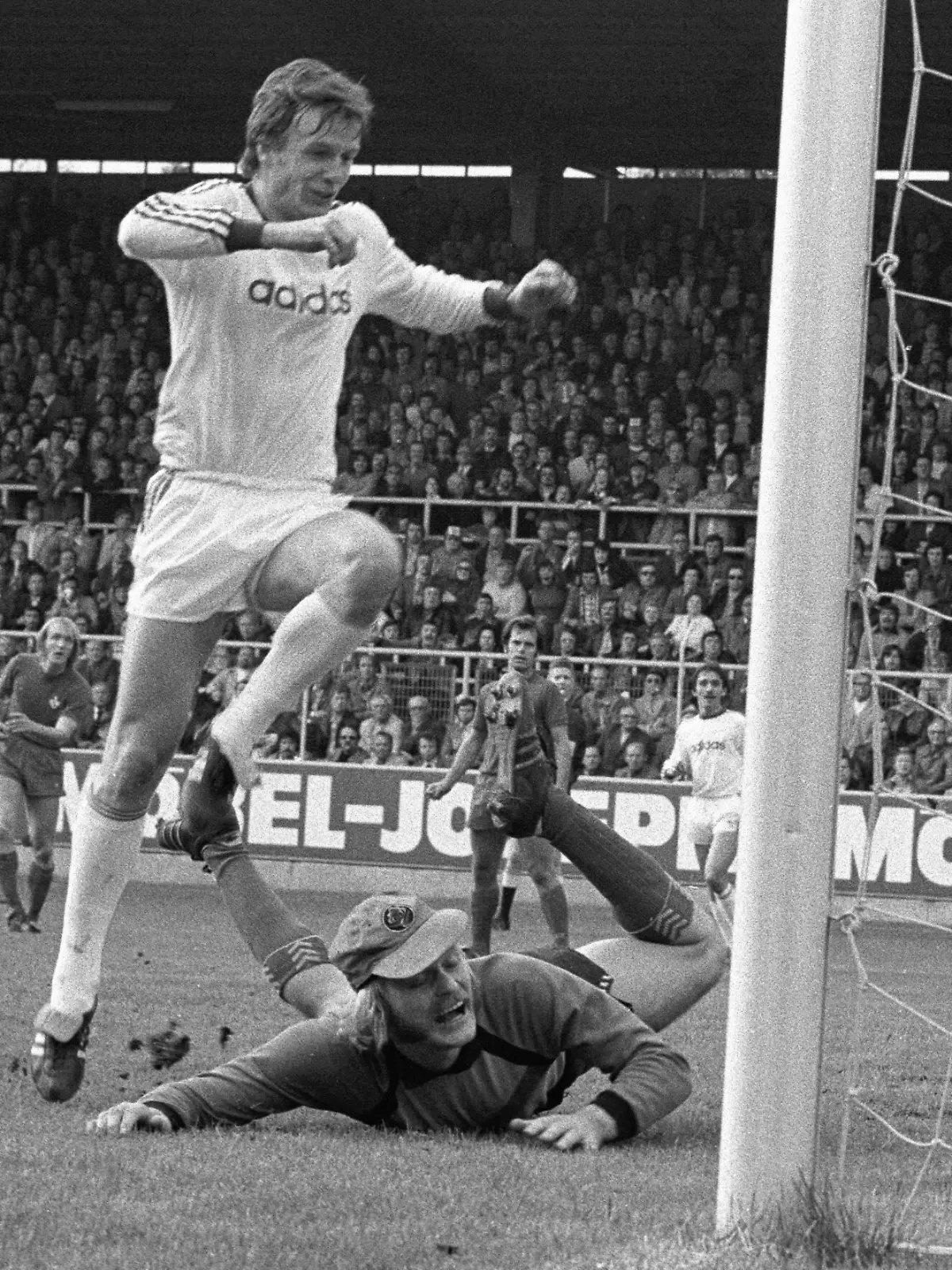 Bildnummer: 00364560  Datum: 04.10.1975  Copyright: imago/MKA
Klaus Wunder (Bayern) überwindet Torwart Ronnie Hellström (Lautern) und erzielt den Ausgleich; Ronny, Vsw, quer, Torhüter, Keeper, Tor, Treffer, Gegentreffer, Duell, Zweikampf Saison 1975/1976, 1. FC Kaiserslautern - FC Bayern München 2:1 Kaiserslautern Betzenberg Dynamik,  Fußball 1. BL Herren Mannschaft Deutschland Gruppenbild Aktion Personen