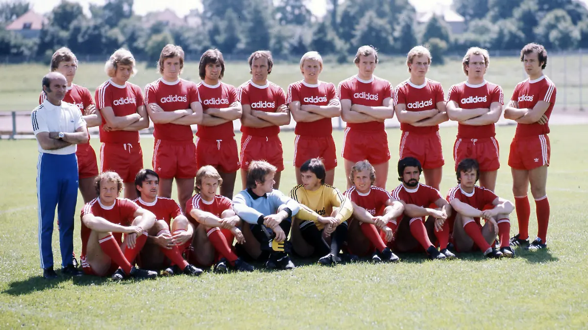 14.07.75 FC Bayern München Fototermin 1975/1976 Deutschland, München, 14.07.1975, Fussball, Bundesliga, FC Bayern München Fototermin Saison 1975/1976: Obere Reihe v.l. Dettmar Cramer Trainer, Conny Torstensson, Kjeld Seneca, Ludwig Schuster, Josef Weiß, Franz Roth, Bernd Förster, Georg Schwarzenbeck, Karl-Heinz Rummenigge, Uli Hoeneß, Franz Beckenbauer Untere Reihe v.l. Johnny Hansen, Hans-Josef Kapellmann, Rainer Zobel, Sepp Maier, Hugo Robl, Bernd Dürnberger, Gerd Müller, Klaus Wunder. *** 14 07 75 FC Bayern München Photo session 1975 1976 Germany, Munich, 14 07 1975, Football, Bundesliga, FC Bayern München Photo session season 1975 1976 Top row from left Dettmar Cramer Trainer , Conny Torstensson, Kjeld Seneca, Ludwig Schuster, Josef Weiß, Franz Roth, Bernd Förster, Georg Schwarzenbeck, Karl Heinz Rummenigge, Uli Hoeneß, Franz Beckenbauer Bottom row from l Johnny Hansen, Hans Josef Kapellmann, Rainer Zobel, Sepp Maier, Hugo Robl, Bernd Dürnberger, Gerd Müller, Klaus Wunder
