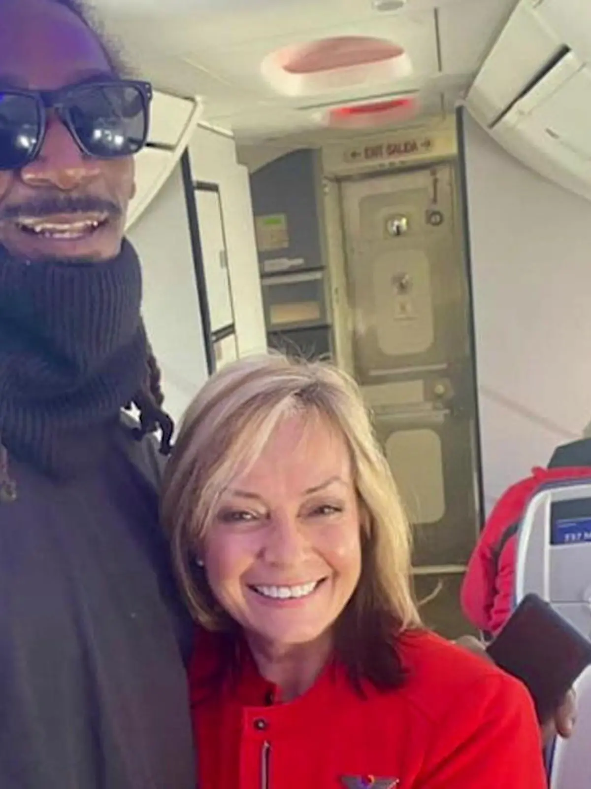 Flugbegleiterin Chrissy Lofton hat mit einem Foto viel Aufmerksamkeit erregt: Auf einem Flug glaubt sie, Rapper Snoop Dogg getroffen zu haben, lässt sich stolz mit dem Doppelgänger ablichten und postet das Bild wenig später auf Instagram. Die Reaktionen darauf lassen ihre Illusion leider platzen, der Spaß kommt dabei aber nicht zu kurz. Die ganze Geschichte zeigen wir im Video.