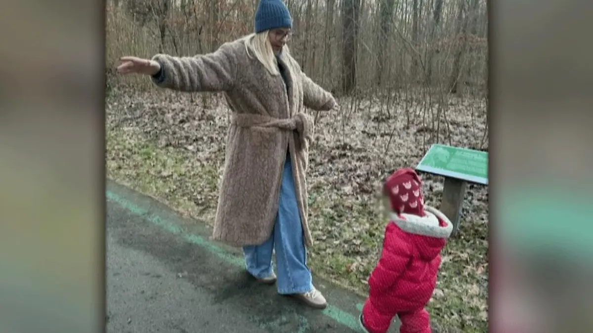 Natascha Ochsenknecht tollt mit Snow im Park umher.