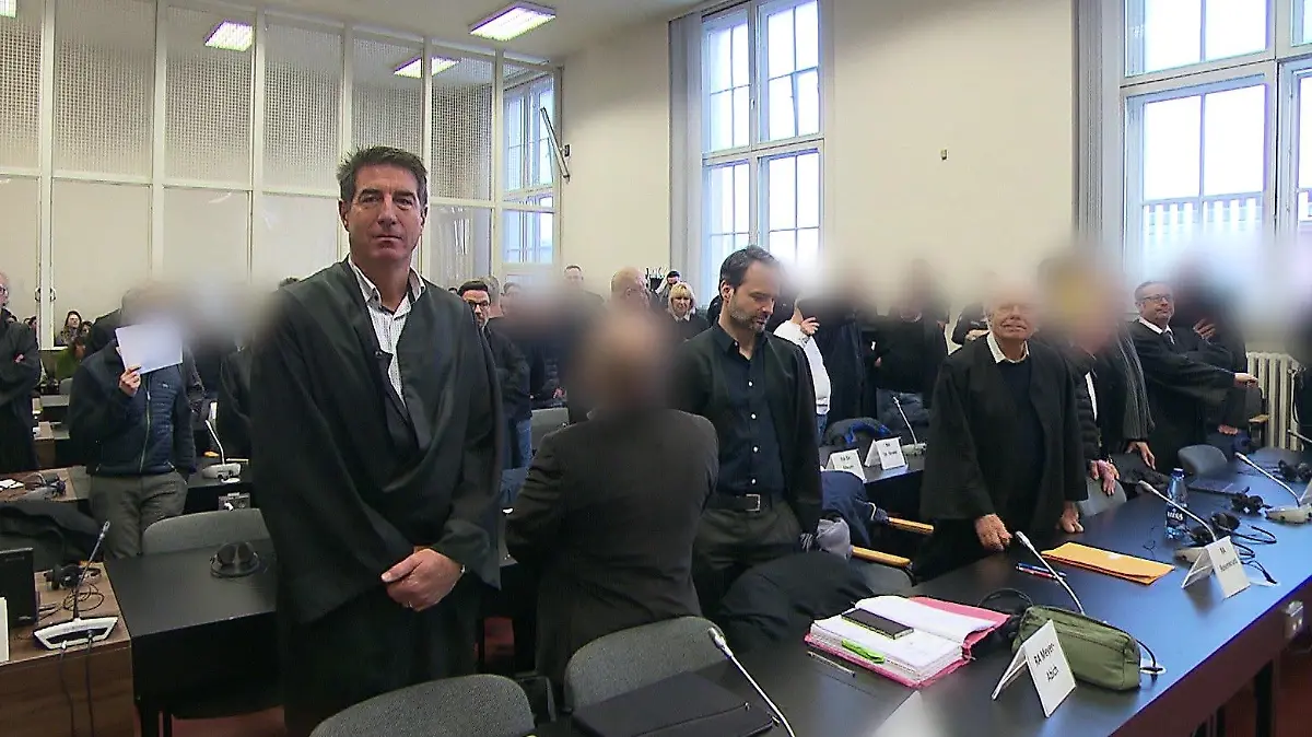 Hamburg: Die elf Angeklagten und ihre Verteidiger kurz vor der Urteilsverkündung