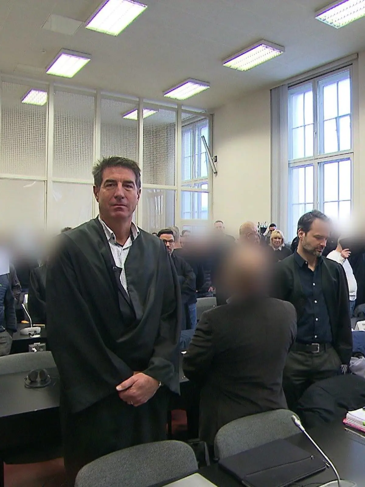 Hamburg: Die elf Angeklagten und ihre Verteidiger kurz vor der Urteilsverkündung