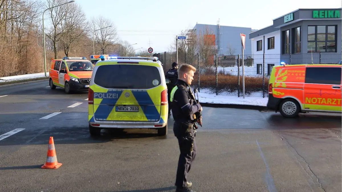 19.01.2024, Nordrhein-Westfalen, Hagen: Ein größeres Aufgebot von Polizei und Rettungskräften steht in einem Hagener Industriegebiet. Bei einer Schießerei ist am Freitag ein Mensch getötet worden. Zwei Menschen seien schwer verletzt worden, sagte ein Polizeisprecher. Der mutmaßliche Täter sei nach kurzer Fahndung gefasst worden. (zu dpa: «Schießerei mit einem Toten und zwei Verletzten in Hagen») Foto: Alex Talash/dpa +++ dpa-Bildfunk +++