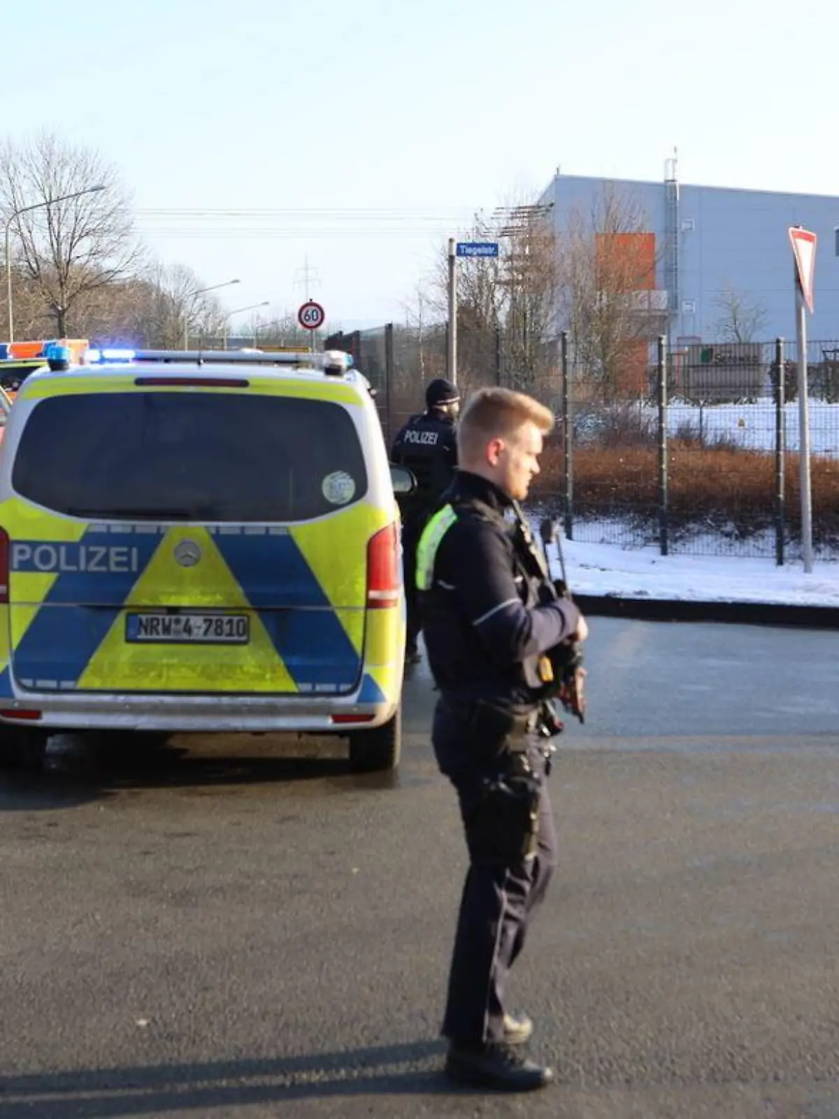 19.01.2024, Nordrhein-Westfalen, Hagen: Ein größeres Aufgebot von Polizei und Rettungskräften steht in einem Hagener Industriegebiet. Bei einer Schießerei ist am Freitag ein Mensch getötet worden. Zwei Menschen seien schwer verletzt worden, sagte ein Polizeisprecher. Der mutmaßliche Täter sei nach kurzer Fahndung gefasst worden. (zu dpa: «Schießerei mit einem Toten und zwei Verletzten in Hagen») Foto: Alex Talash/dpa +++ dpa-Bildfunk +++