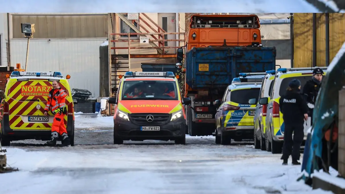 19.01.2024, Nordrhein-Westfalen, Hagen: Ein größeres Aufgebot von Polizeikräften steht in einem Hagener Industriegebiet. Bei einer Schießerei ist am Freitag ein Mensch getötet worden. Zwei Menschen seien schwer verletzt worden, sagte ein Polizeisprecher. Der mutmaßliche Täter sei nach kurzer Fahndung gefasst worden. (zu dpa: «Schießerei mit einem Toten und zwei Verletzten in Hagen») Foto: Alex Talash/dpa +++ dpa-Bildfunk +++