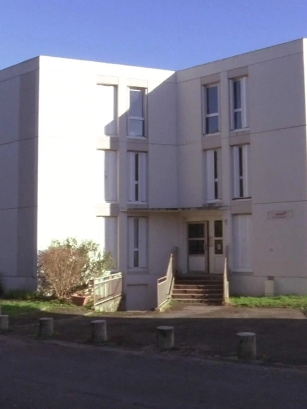 In diesem Sozialbau im französischen Nersac musste der Junge zwei Jahre lang für sich selbst sorgen.