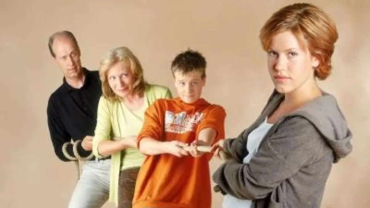 1. Staffel: Familie Degenhardt, deren Mitglied Alex (Wolke Hegenbarth, re.) - ob sie will oder nicht - nun einmal ist, besteht aus den Eltern Anke und Hendrik (Maren Kroymann, Gottfried Vollmer, li..) und ihrem kleinen Bruder Sebastian (Frederik Hunschede).