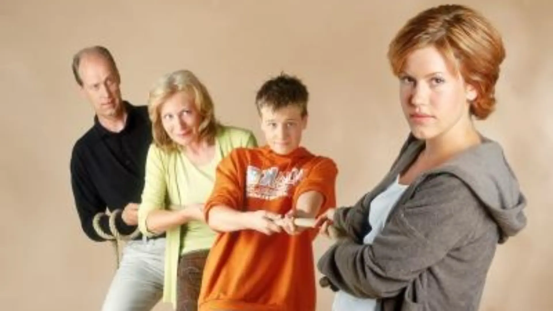 1. Staffel: Familie Degenhardt, deren Mitglied Alex (Wolke Hegenbarth, re.) - ob sie will oder nicht - nun einmal ist, besteht aus den Eltern Anke und Hendrik (Maren Kroymann, Gottfried Vollmer, li..) und ihrem kleinen Bruder Sebastian (Frederik Hunschede).