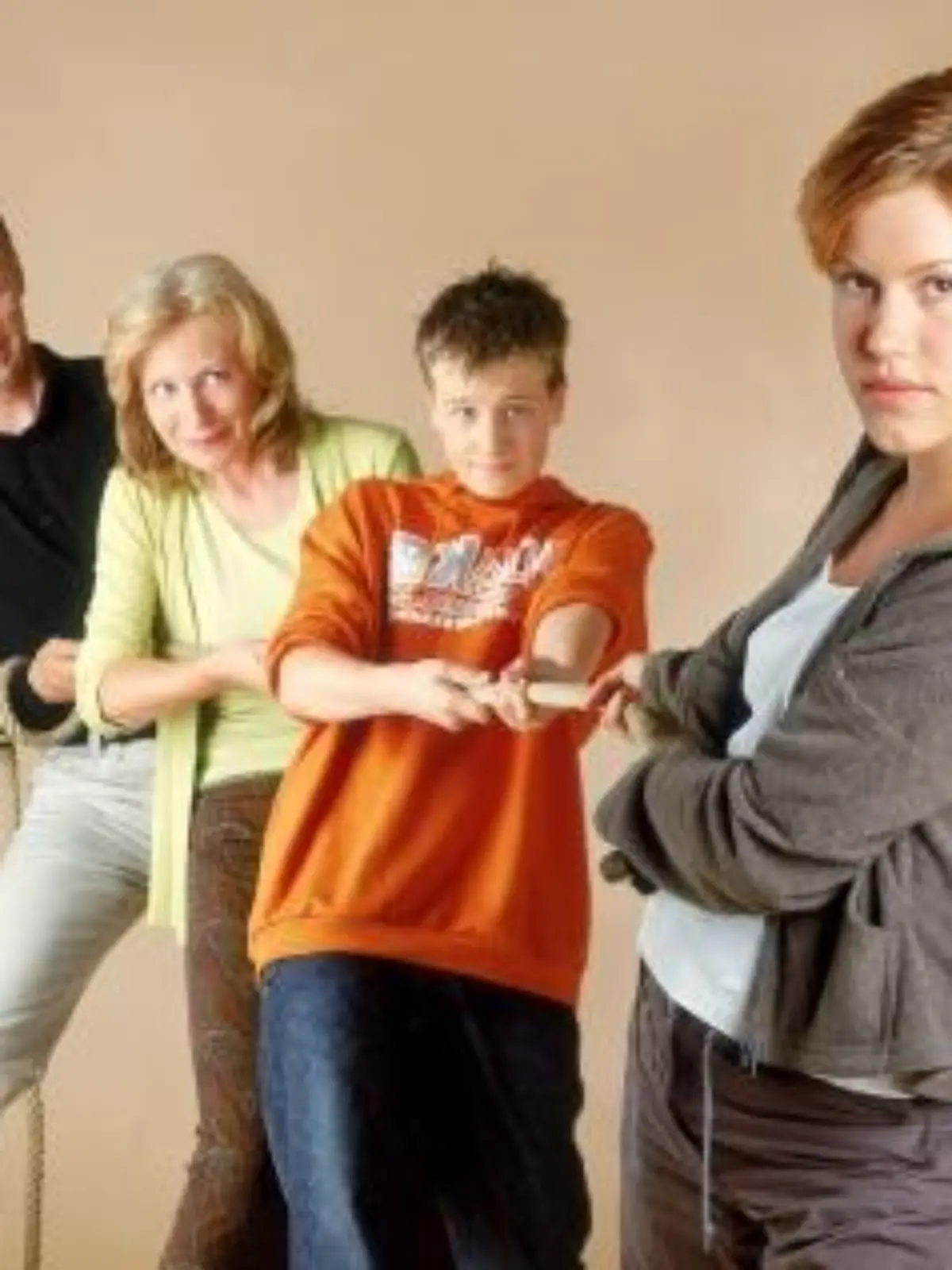 1. Staffel: Familie Degenhardt, deren Mitglied Alex (Wolke Hegenbarth, re.) - ob sie will oder nicht - nun einmal ist, besteht aus den Eltern Anke und Hendrik (Maren Kroymann, Gottfried Vollmer, li..) und ihrem kleinen Bruder Sebastian (Frederik Hunschede).