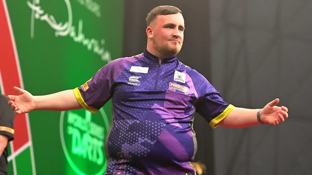 HANDOUT - 18.01.2024, Bahrain, Sakhir: Darts: World Series, Bahrain Darts Masters 2024, 1. Runde, Littler (Großbritannien) - Man (Hongkong): Luke Littler feiert seinen Sieg. Beim Bahrain Darts Masters auf dem Bahrain International Circuit feierte der 16-Jährige einen ungefährdeten 6:3-Erfolg über WM-Teilnehmer Man aus Hongkong. Foto: Bic Via Pa Wire/PA Media/dpa - ACHTUNG: Nur zur redaktionellen Verwendung im Zusammenhang mit der aktuellen Berichterstattung und nur mit vollständiger Nennung des vorstehenden Credits +++ dpa-Bildfunk +++