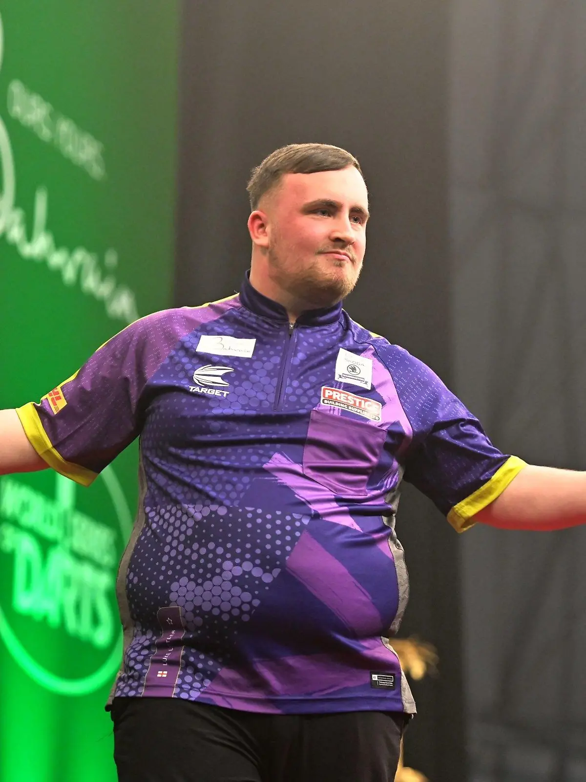 HANDOUT - 18.01.2024, Bahrain, Sakhir: Darts: World Series, Bahrain Darts Masters 2024, 1. Runde, Littler (Großbritannien) - Man (Hongkong): Luke Littler feiert seinen Sieg. Beim Bahrain Darts Masters auf dem Bahrain International Circuit feierte der 16-Jährige einen ungefährdeten 6:3-Erfolg über WM-Teilnehmer Man aus Hongkong. Foto: Bic Via Pa Wire/PA Media/dpa - ACHTUNG: Nur zur redaktionellen Verwendung im Zusammenhang mit der aktuellen Berichterstattung und nur mit vollständiger Nennung des vorstehenden Credits +++ dpa-Bildfunk +++